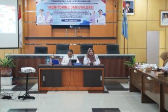 Sekda Banjar HM Hilman saat membuka Rakoor Program Peningkatan Penggunaan Produk Dalam Negeri (P3DN) Triwilan I, di Aula Barakat Martapura, Rabu (14/5/2025) pagi. Foto: Pemkab Banjar