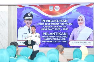 Bupati Banjar H Saidi Mansyur bersama Ketua TP PKK Hj Nurgita Tiyas lakukan panen padi dan syukuran bersama masyarakat Desa Awang Bangkal Barat, Kecamatan Karang Intan, Rabu (14/5/2025) pagi. Foto: Pemkab Banjar