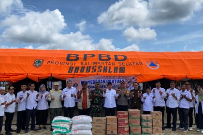 Teks foto :Bupati H. Bahrul Ilmi, menyerahkan langsung bantuan tanggap darurat kepada masyarakat terdampak, pada Rabu (14/05/2025), Kecamatan Tabukan, Kuripan dan Bakumpai Kabupaten Barito Kuala