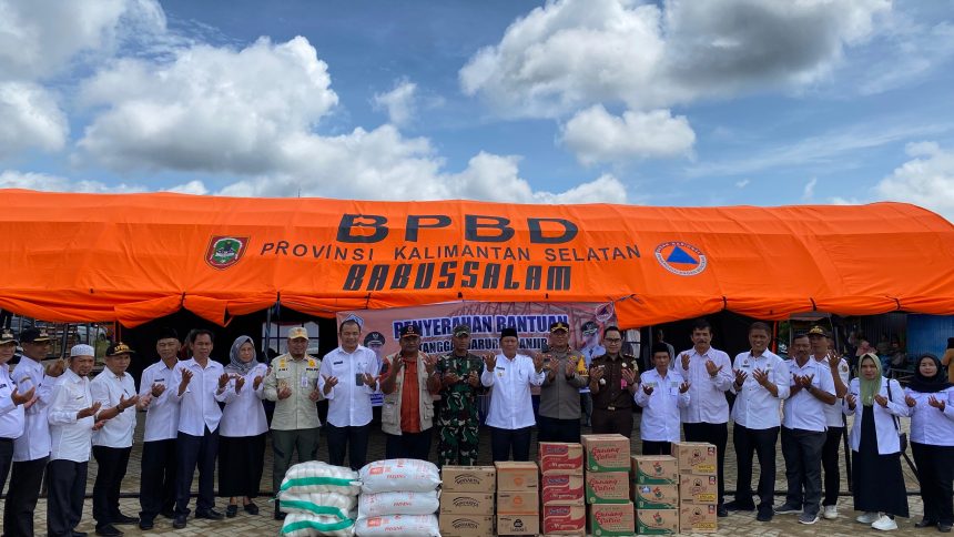 Teks foto :Bupati H. Bahrul Ilmi, menyerahkan langsung bantuan tanggap darurat kepada masyarakat terdampak, pada Rabu (14/05/2025), Kecamatan Tabukan, Kuripan dan Bakumpai Kabupaten Barito Kuala