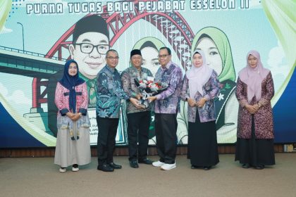 Teks foto : Bupati Barito Kuala Bahrul Ilmi beserta istri, para kepala SKPD dan jajaran ASN, gelar acara Pelepasan Purna Tugas Bagi Pejabat Esselon II di Aula Selidah Marabahan, Rabu (14/05/2025)