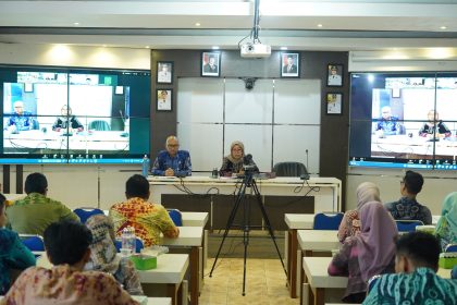 Pemerintah Kota (Pemko) Banjarmasin melalui Dinas Komunikasi, Informatika dan Statistik (Diskominfotik) menggelar Sosialisasi Membangun Budaya Keamanan Informasi dan Data Publik di lingkungan pemerintah setempat di Aula Bappeda Litbang, Kamis (15/05/2025). Pemko Banjarmasin