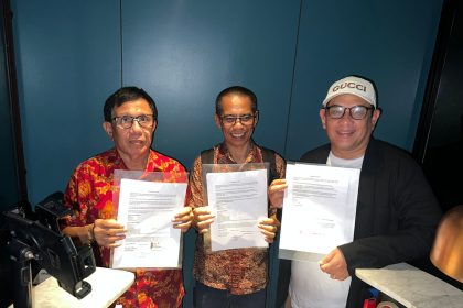 Ketua Umum PWI hasil Kongres Bandung, Hendry Ch Bangun (kiri) dan Ketua Umum PWI hasil KLB Zulmansyah Sekedang (kanan) serta anggota Dewan Pers Dahlan Dahi berfoto bersama sesuai penandatanganan Kesepakatan Jakarta, Jumat (16/5/2025) tengah malam, di Jakarta. Melalui Kesepakatan Jakarta, kedua pihak sepakat mengakhiri konflik melalui Kongres Persatuan.