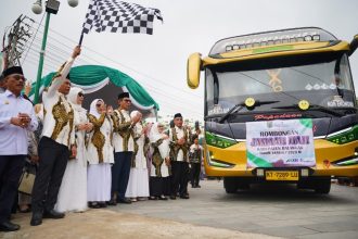 Bupati Balangan, Abdul Hadi, saat melepas keberangkatan rombongan Calon Jemaah Haji asal Balangan, di halaman Masjid Al-akbar, Paringin Selatan. Foto: MC Balangan