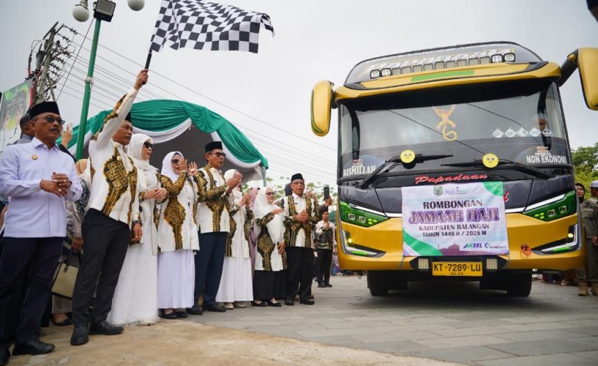 Bupati Balangan, Abdul Hadi, saat melepas keberangkatan rombongan Calon Jemaah Haji asal Balangan, di halaman Masjid Al-akbar, Paringin Selatan. Foto: MC Balangan