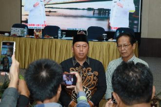 Bupati dan Wakil Bupati Barito Kuala mejadi narasumber di acara Dinas Kependudukan dan Catatan Sipil Barito Kuala gelar Rapat Teknis Operator Disdukcapil di Hotel Aria Barito Banjarmasin, Sabtu(17/05/2025).