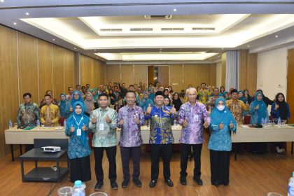 Teks foto : Bupati Barito Kuala H. Bahrul Ilmi resmi membuka Pelatihan Peningkatan Kapasitas Lembaga Kemasyarakatan Desa (LKD) se Kecamatan Tabunganen di Hotel Tree Park, Minggu (18/5/2025).