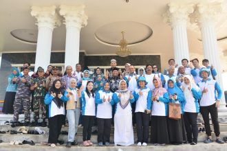 Tim Persatuan Perinatologi Indonesia (Perinasia) Provinsi Kalimantan Selatan menggelar Bhakti Sosial Pelayanan Kesehatan bagi ibu hamil, bayi, dan balita bertempat di kediaman pribadi Bupati Barito Kuala H. Bahrul Ilmi di Kecamatan Tabunganen, Minggu pagi (18/5/2025).