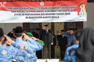 Upacara Peringatan ke-117 Hari Kebangkitan Nasional dan HUT ke-76 Proklamasi Gubernur Tentara ALRI Divisi IV Pertahanan Kalimantan Selatan Tahun 2025 di halaman Kantor Bupati Barito Kuala, Senin (19/05/2025).