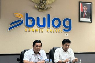 Plh Pemimpin Wilayah Perum Bulog Kanwil Kalsel, Panji Lintang MS (kiri), Manager Pengadaan, M Radhi Anshari (kanan). Foto : Ikhsan/lenterakalimantan.com