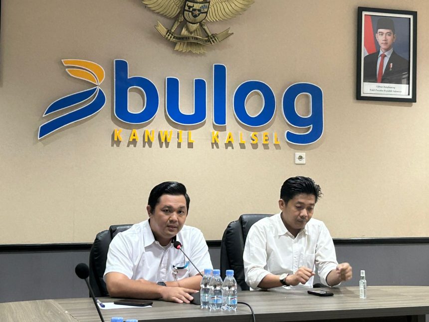 Plh Pemimpin Wilayah Perum Bulog Kanwil Kalsel, Panji Lintang MS (kiri), Manager Pengadaan, M Radhi Anshari (kanan). Foto : Ikhsan/lenterakalimantan.com