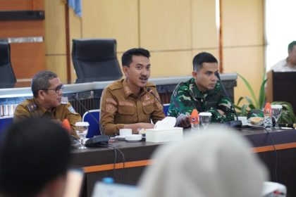 Tim Evaluasi Pusat lakukan Verifikasi Lapangan Hybrid Kabupaten Layak Anak (KLA) Banjar 2025 secara virtual melalui zoom meeting, di Aula Barakat Martapura, Senin (19/5/2025). Foto: Pemkab Banjar