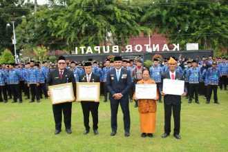 Teks foto// Bupati Rahmat menyerahkan penghargaan kepada Disdukcapil dan RSHB Pelaihari serta menyerahkan uang untuk veteran ( dok foto Asep LK)