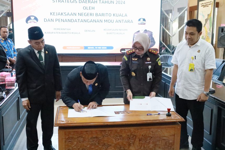 Teks foto :Bupati Barito Kuala H. Bahrul Ilmi, didampingi Wakil Bupati Herman Susilo hadiri penandatanganan Nota Kesepahaman (MoU) tentang Pendampingan Hukum dengan Kejaksaan Negeri Barito Kuala Senin (19/05/2025) bertempat di Aula Bahalap, Kantor Bupati Barito Kuala.