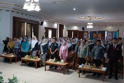 Teks foto :Wakil Bupati Herman Susilo hadiri Palantikan sekaligus Muscab VII Pengurus Cabang Ikatan Bidan Indonesia (IBI) Kab,Barito Kuala di Aula Selidah, Minggu (18/05/2025).