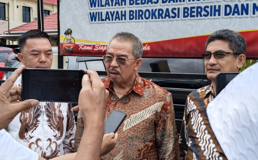 Kuasa hukum HM Sabri Noor Herman SH MH bersama Gusti Dharma saat di Ditkrimsus Polda Kalsel