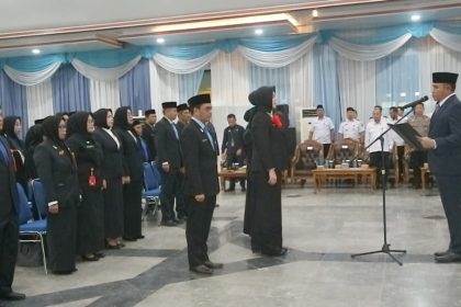 Bupati Rahmat dalam kegiatan pengukuhan dan pelantikan Tim Pembina Posyandu (dok foto Asep LK)