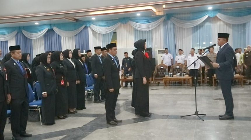 Bupati Rahmat dalam kegiatan pengukuhan dan pelantikan Tim Pembina Posyandu (dok foto Asep LK)