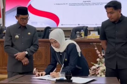 Ketua DPRD Balangan Lindawati, saat menandatangani kesepakatan bersama dua Raperda penting, bersama pemerintah daerah, yang diwakili Wabub Balangan, Akhmad Fauzi, di ruang sidang paripurna DPRD setempat. Foto: MC Balangan