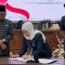 Ketua DPRD Balangan Lindawati, saat menandatangani kesepakatan bersama dua Raperda penting, bersama pemerintah daerah, yang diwakili Wabub Balangan, Akhmad Fauzi, di ruang sidang paripurna DPRD setempat. Foto: MC Balangan