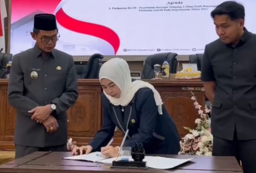 Ketua DPRD Balangan Lindawati, saat menandatangani kesepakatan bersama dua Raperda penting, bersama pemerintah daerah, yang diwakili Wabub Balangan, Akhmad Fauzi, di ruang sidang paripurna DPRD setempat. Foto: MC Balangan