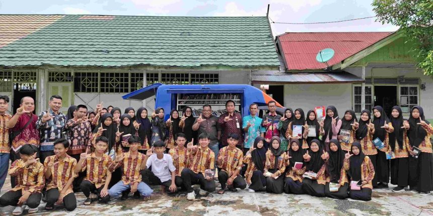 Disarpustaka Kapuas Hibahkan 300 Buku dan Layanan Perpusling ke MAS An Nur