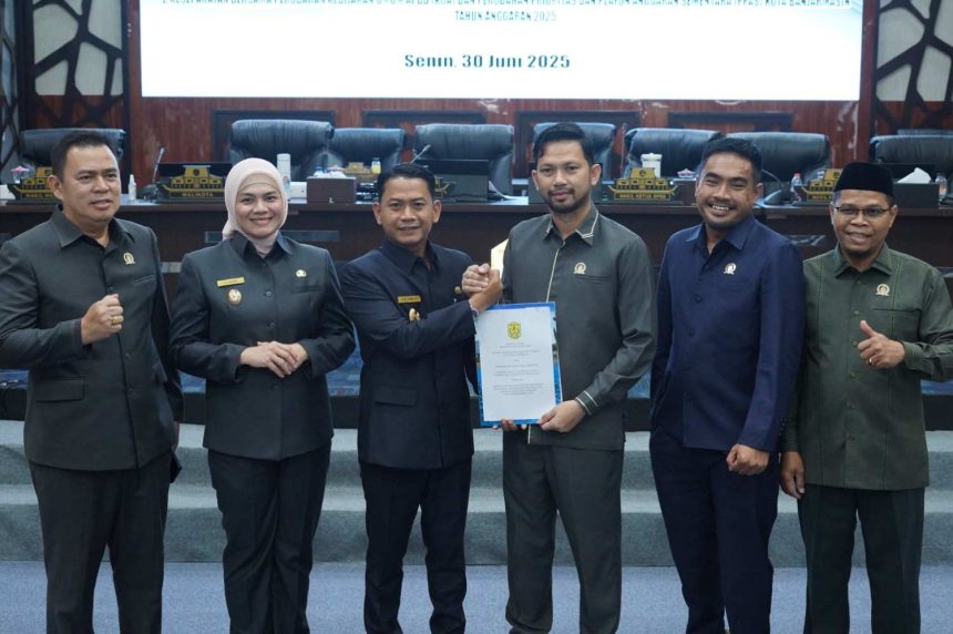 Wali Kota Banjarmasin Sampaikan Pertanggungjawaban APBD 2024 dan Sepakati Perubahan KUA-PPAS 2025