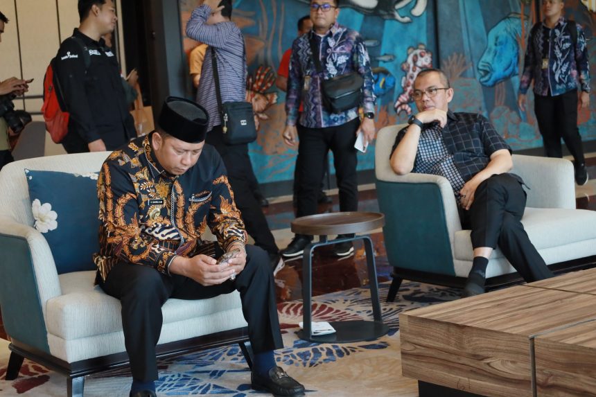 Bupati Barito Kuala H. Bahrul Ilmi bersama Sekretaris Daerah Kabupaten Barito Kuala H. Zulkifli Yadi Noor menghadiri kegiatan Orientasi Organisasi Asosiasi Pemerintah Kabupaten Seluruh Indonesia (APKASI) yang dilaksanakan pada Kamis ( 29/5/205),bertempat di Gangga Room, The Sentra Manado Hotel, Minahasa Utara, Sulawesi Utara.