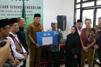 Bupati Rahmat dalam kegiatan peresmian program Anggrek Bulan di Aula Kecamatan Bati-Bati. ( dok foto Asep LK)