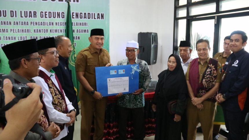 Bupati Rahmat dalam kegiatan peresmian program Anggrek Bulan di Aula Kecamatan Bati-Bati. ( dok foto Asep LK)