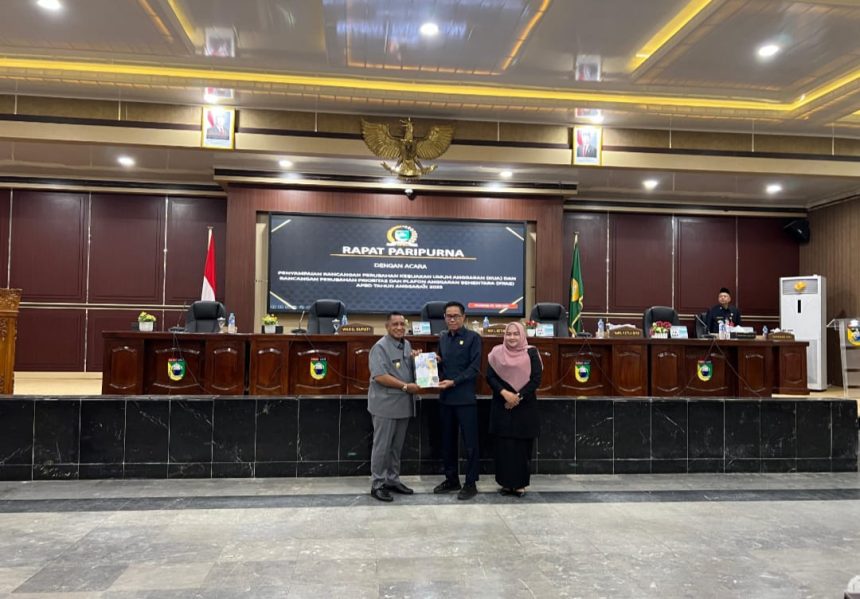 Teks foto/ Kegiatan Wakil Bupati H Muhammad Zazuli di Paripurna DPRD ( dok foto Asep LK)