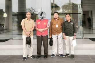 Penyidik Pegawai Negeri Sipil (PPNS) Kantor Wilayah Direktorat Jenderal Pajak Kalimantan Selatan dan Tengah (Kanwil DJP Kalselteng) melakukan penyerahan tersangka dan barang bukti terkait proses penyidikan tindak pidana di bidang perpajakan atas tersangka berinisial HP dan YD kepada Pengadilan Negeri Palangka Raya. Foto: Istimewa