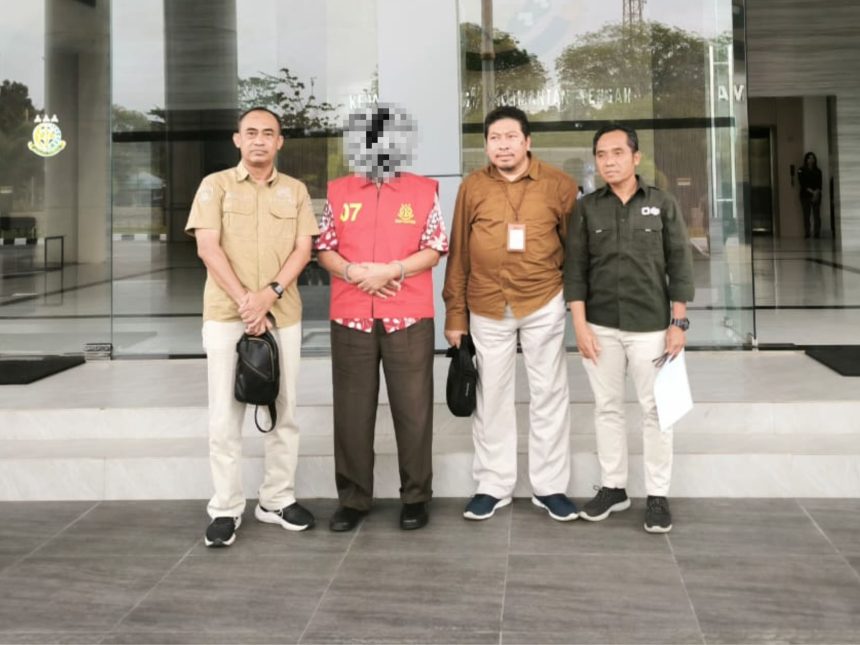 Penyidik Pegawai Negeri Sipil (PPNS) Kantor Wilayah Direktorat Jenderal Pajak Kalimantan Selatan dan Tengah (Kanwil DJP Kalselteng) melakukan penyerahan tersangka dan barang bukti terkait proses penyidikan tindak pidana di bidang perpajakan atas tersangka berinisial HP dan YD kepada Pengadilan Negeri Palangka Raya. Foto: Istimewa