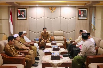 Bupati Banjar H Saidi Mansyur menerima audiensi Pengurus Cabang Nahdlatul Ulama (PCNU) Kabupaten Banjar, di Mahligai Sultan Adam, Martapura, Selasa, (3/5/2025) pagi. Foto: Pemkab Banjar