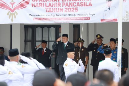 Bupati Barito Kuala Bahrul Ilmi jadi pembina upacara di hari melaksanakan Peringatan Hari Lahir Pancasila di halaman Kantor Bupati Batola, pada senin (02/06/2025)