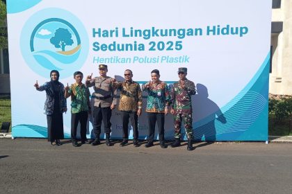 Wakil Bupati kotabaru Syairi Mukhlis bersama Frokopimda saat Pelaksanaan Hari Lingkungan Hidup Sedunia di halaman Kantor Bupati Kotabaru Sebelimbingan . Foto : Putri Lenterakalimantan.com