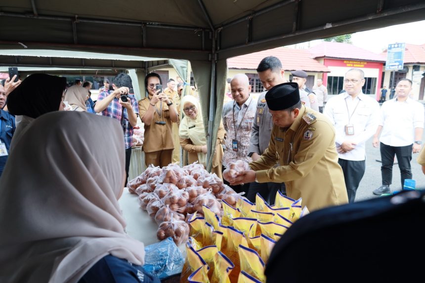 Bupati Barito Kuala H. Bahrul Ilmi melaksanakan Gerakan Pangan Murah Tahun 2025 dalam rangka menjaga stabilisasi pasokan dan harga pangan menjelang Hari Raya Idul Adha Tahun 1446 H kegiatan dilaksanakan di Halaman Polres Batola, Selasa (03/06/2025)