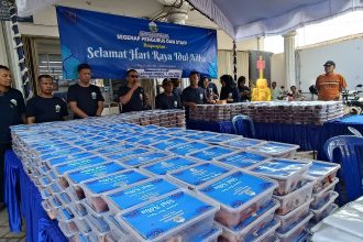 Ketua DPD Organda Provinsi Kalimantan Selatan H Edi Sucipto SH MH bersama pengurus saat memberikan sambutan pada acara penyaluran daging qurban