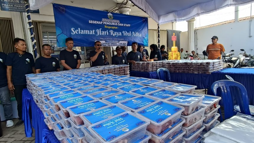 Ketua DPD Organda Provinsi Kalimantan Selatan H Edi Sucipto SH MH bersama pengurus saat memberikan sambutan pada acara penyaluran daging qurban