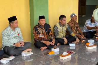 Bupati Barito kuala H. Bahrul Ilmi menyerahkan secara langsung bantuan sapi kurban dari Presiden Republik Indonesia kepada masyarakat Desa Tatah Mesjid, Kecamatan Alalak bertempat di halaman Masjid Arrahmanurrahim, Kamis, (5/6/2025)