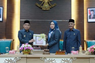 Wakil Bupati Barito Kuala hadiri Rapat Paripurna DPRD Ke-17 Dalam Rangka Persetujuan DPRD Terhadap Raperda Perubahan Tentang Pajak dan Retribusi Daerah dan Penyampaian Raperda Tentang Pertanggung jawaban Pelaksanaan APBD Kabupaten Barito Kuala Tahun Anggaran 2024 ,dilaksanakan di Ruang Sidang Lt.III DPRD Kabupaten Barito Kuala, Selasa (10/06/2025)