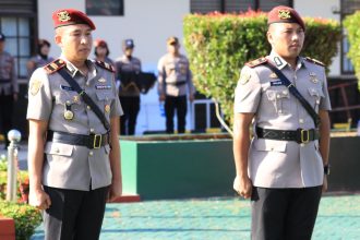 Suasana Sertijab di halaman Mapolres Balangan, AKP Galuh Rizka Pangestu (kanan), kini resmi digantikan Iptu Joko Supriadi sebagai Kasat Reskrim Polres Balangan. Foto: Humas Polres Balangan