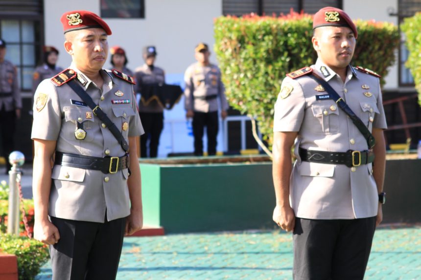 Suasana Sertijab di halaman Mapolres Balangan, AKP Galuh Rizka Pangestu (kanan), kini resmi digantikan Iptu Joko Supriadi sebagai Kasat Reskrim Polres Balangan. Foto: Humas Polres Balangan