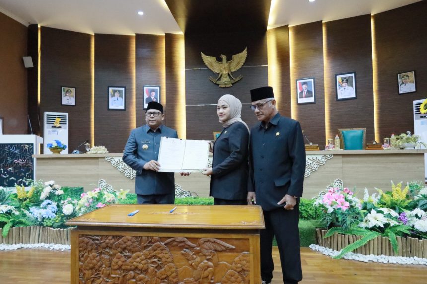 Bupati Barito Kuala H. Bahrul Ilmi hadiri Rapat Paripurna DPRD Ke-18 dalam rangka penandatangan berita acara persetujuan bersama terhadap raperda pertanggungjawaban pelaksanaan APBD TA 2024, dilaksanakan di Ruang Sidang Lt.III DPRD Kabupaten Barito Kuala, Senin (16/06/2025).