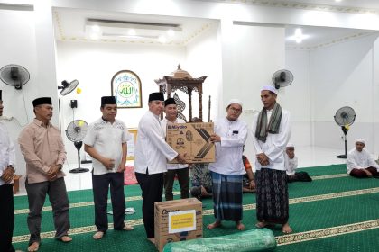 Wabup Kapuas Safari ke Sei Hanyo dan Serahkan Bantuan Masjid