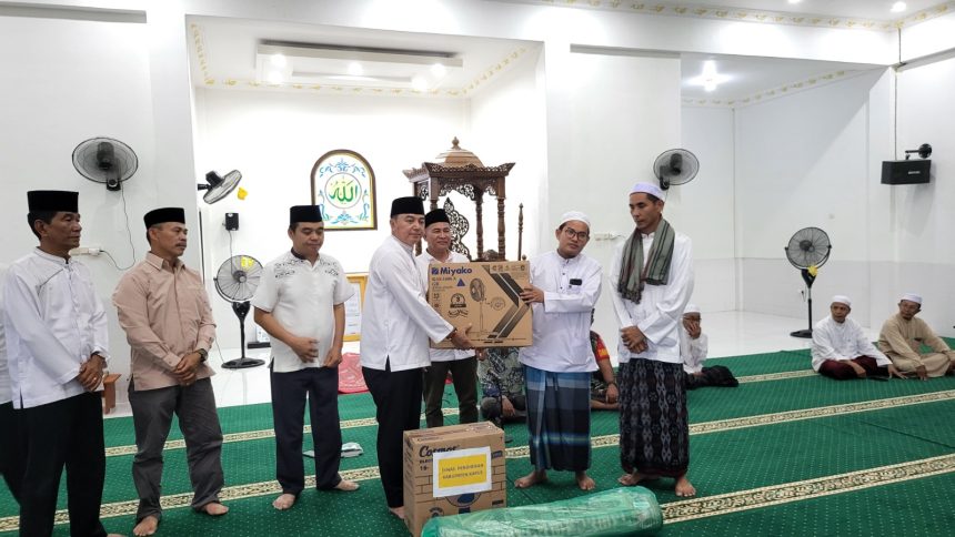 Wabup Kapuas Safari ke Sei Hanyo dan Serahkan Bantuan Masjid