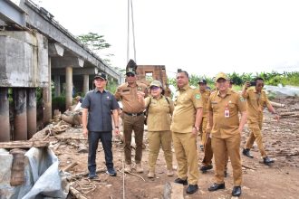 Wabup Kapuas Tinjau Langsung Jembatan Ambruk di Terusan Raya
