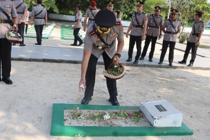 Kapolres Tanah Bumbu AKBP Arief Prasetya foto bersama usai kegiatan ziarah dan tabur bunga di Taman Makam Pahlawan (TMP) Mattone Pagatan. Sumber: Humas Res Tanbu