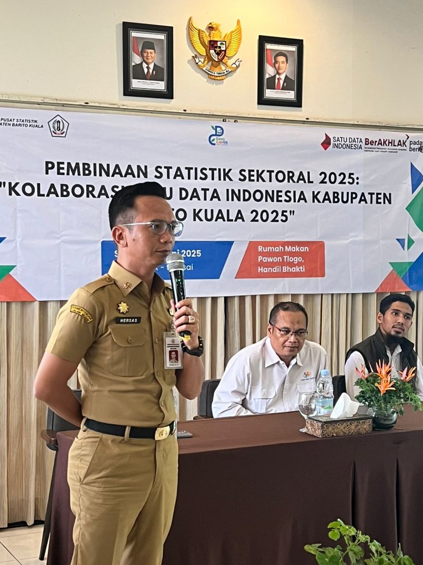 Kepala Dinas Komunikasi dan Informatika (Diskominfo) Barito Kuala, Hery Sasmita, saat menyampaikan meteri dan sebagai Narasumber Kegiatan Pembinaan Statistik Sektoral Tahun 2025 , berlangsung di Pawon Tlogo, Handil Bakti, Kecamatan Alalak, pada Selasa (24/06/2025).