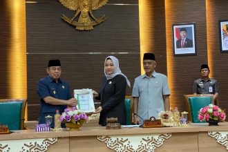 Teks foto : Wakil Bupati herman Susilo hadiri Rapat Paripurna ke-19, bertempat Ruang Sidang Paripurna DPRD Batola, lantai III, Selasa (24/06/2025).